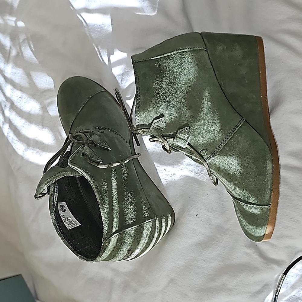 NWOT Toms platform